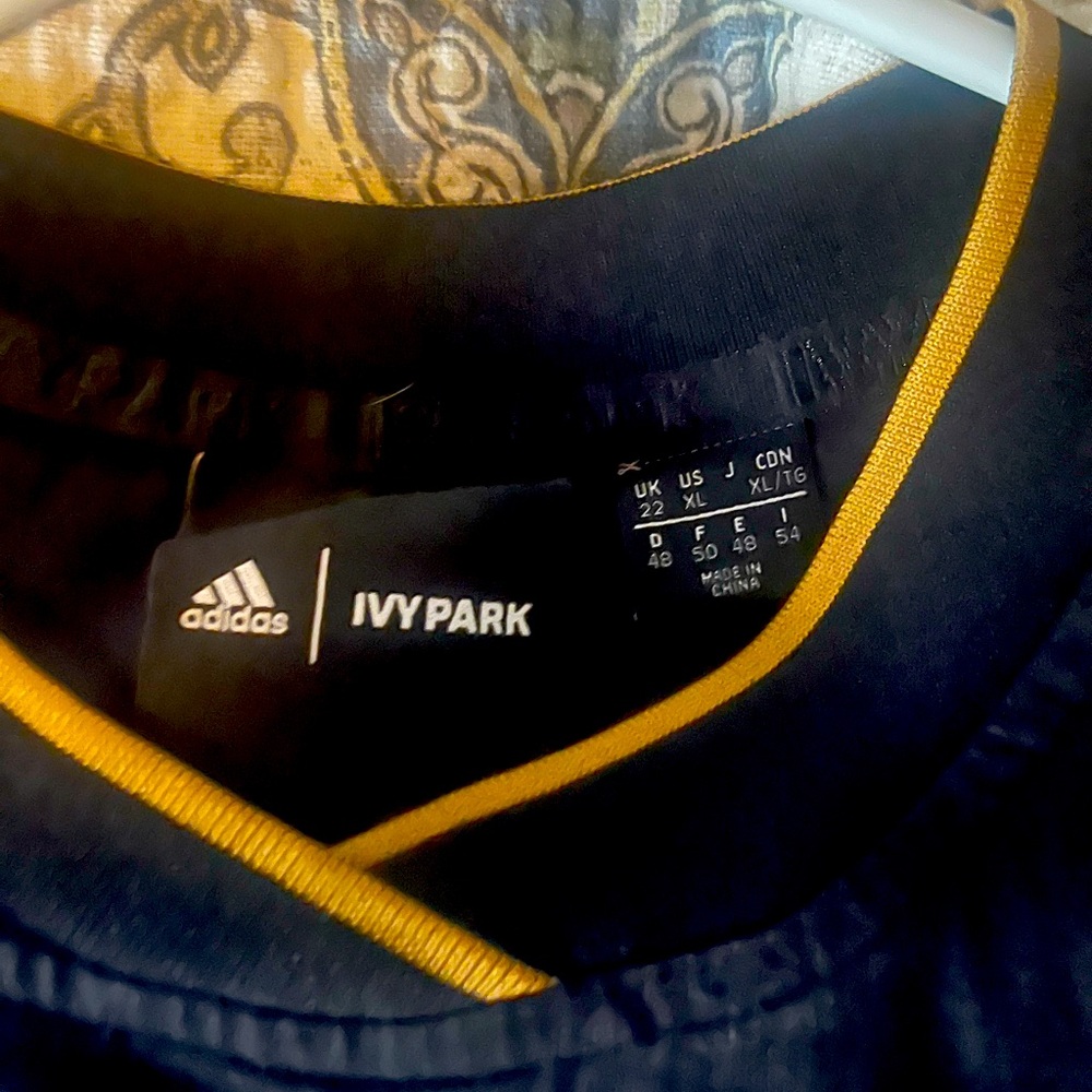 Size XL ivy park adidas black/gold crop